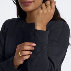 Long-Sleeve Sunrise Crew | Black 17 Long-Sleeve Sunrise Crew | Black -Vuori Sales Store 0022 VW1048RSD 0883