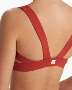 Stride Bra | Poppy -Vuori Sales Store VW1036POP SP23 W ECOMM SPORTSBRAS DETAIL 1222 1x1 f807e6eb 476e 44c4 88f1 fd9e77adb0ab