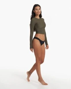 Long Sleeve Dune Crew | Oregano -Vuori Sales Store VW1082ORE SP23 W ECOMM WATER 20TOPS 1514 FULL 1X1 52c29796 f2f7 4db5 b689 f039701d1438