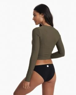 Long Sleeve Dune Crew | Oregano -Vuori Sales Store VW1082ORE SP23 W ECOMM WATER 20TOPS 1571 TOP 1X1 7f997bbc abd1 4c93 a551 3a238797bbc5