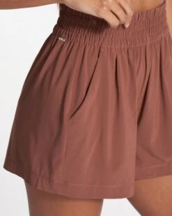 Villa Short | Hazelnut 7 Villa Short | Hazelnut -Vuori Sales Store VW3015HZN FA23 W ECOMM SHORTS DETAIL 5