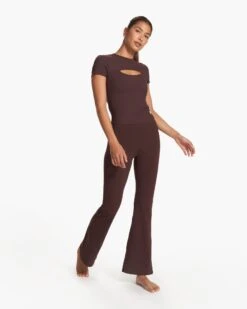 Studio Flare | Mahogany -Vuori Sales Store VW4043MAH FA23 W ECOMM PANTS FULL 3