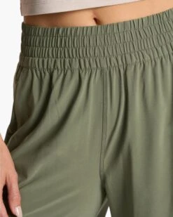 Villa Wideleg | Pistachio 8 Villa Wideleg | Pistachio -Vuori Sales Store VW4047PSO FA23 W ECOMM PANTS DETAIL 8 4x5 79c3ceef deda 4b0d ab88 169cb64adcc7