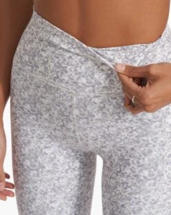 Studio Pocket Legging-Long | Light Micro Mini Camo -Vuori Sales Store VW446 LLMM SP23 W ECOMM PANTS DETAIL 3615 1x1 e6a28983 be1f 45c0 ad80 d5266e837cb2