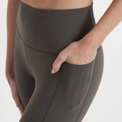 Studio Pocket Legging-Short | Oregano 14 Studio Pocket Legging-Short | Oregano -Vuori Sales Store VW446 SORE 2917 0a9437d8 1b25 473f 80bf 1da30100ed5b