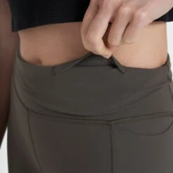 Studio Pocket Legging-Short | Oregano 15 Studio Pocket Legging-Short | Oregano -Vuori Sales Store VW446 SORE 2920 3e6510ce d843 4ae6 ab4f 6bcee2a43898