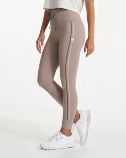 Daily Sport Legging | Graphite 8 Daily Sport Legging | Graphite -Vuori Sales Store VW459GPH SP23 W ECOMM PANTS 2487 BOTTOMS 1x1 82b30e14 21c1 403d 8a01 6e43525973ff