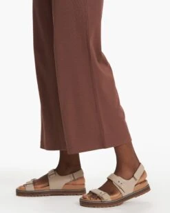 Pose Jumpsuit | Hazelnut -Vuori Sales Store VW491HZN SP22 W ECOMM PANTS 0935 FULL 1x1 67124dda a750 4e8a 877d 876b1c15d49e