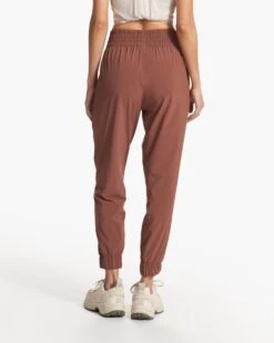 Villa Jogger | Hazelnut -Vuori Sales Store VW493HZN FA23 W ECOMM PANTS BACK BOTTOMS 6