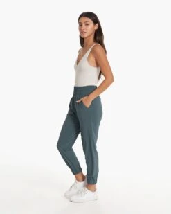 Villa Jogger | Stone -Vuori Sales Store VW493STN SP23 W ECOMM PANTS FULL 3055 1x1 a238e43f 13d6 498d 95b8 758f43fa0256