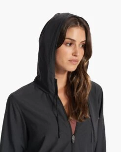 Womens Outdoor Trainer Shell | Black Heather -Vuori Sales Store VW501HBK FA23 M ECOMM jackets DETAIL 2