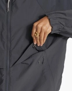 Shores Jacket | Charcoal -Vuori Sales Store VW545CCL SP23 W ECOMM JACKETS 2658 DETAIL 1x1 70840191 fe41 448f b3dc b6640b272eb4