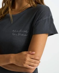 Script Tee | Charcoal -Vuori Sales Store VW988CCL FA22 W ECOMM TOP 05161